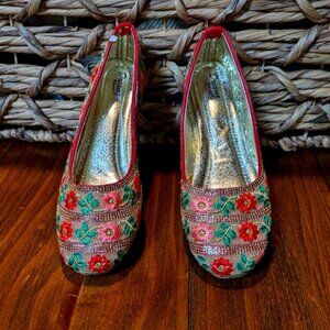 NWOT Embroidered Floral Flats Womens Size 8.5